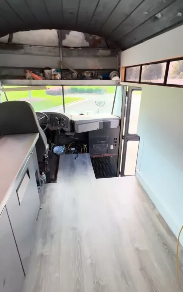 Built 2000 Food Bus Food Truck - Image 4